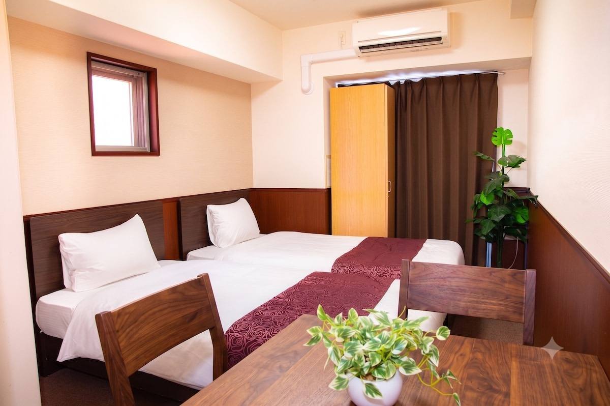 Classic Twin with two single beds and a wooden table